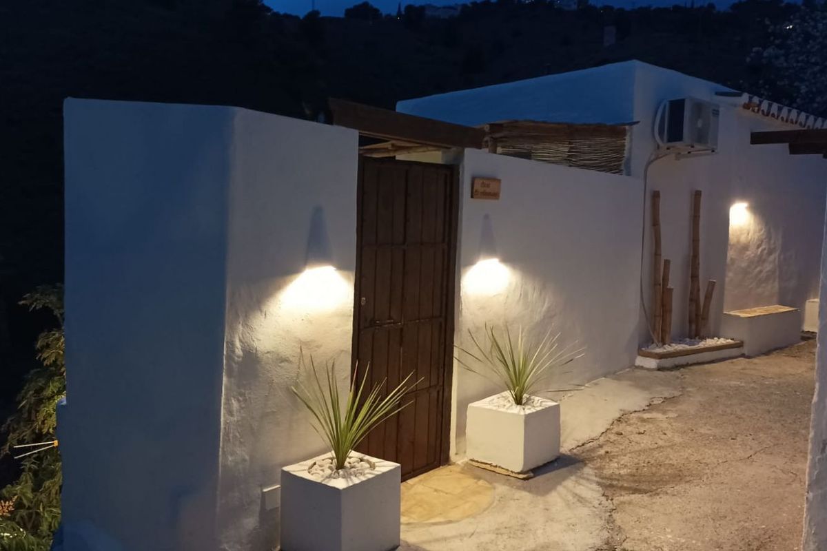 Patio de una vivienda iluminado de noche