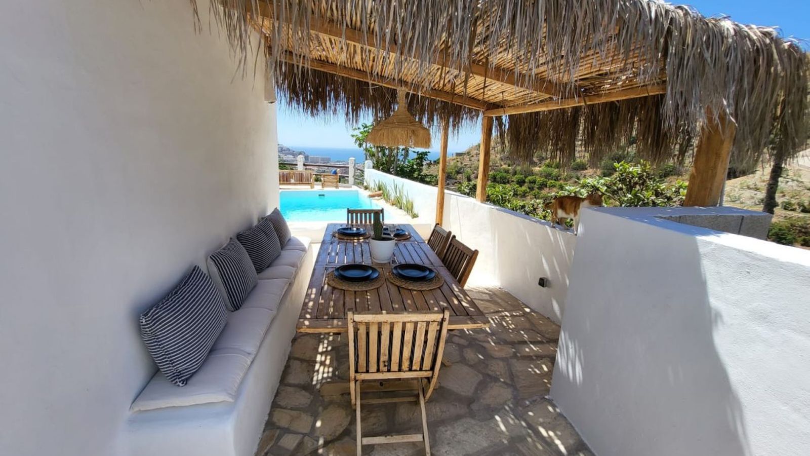 Terraza con pérgola y vistas al mar en una de las viviendas gestionadas