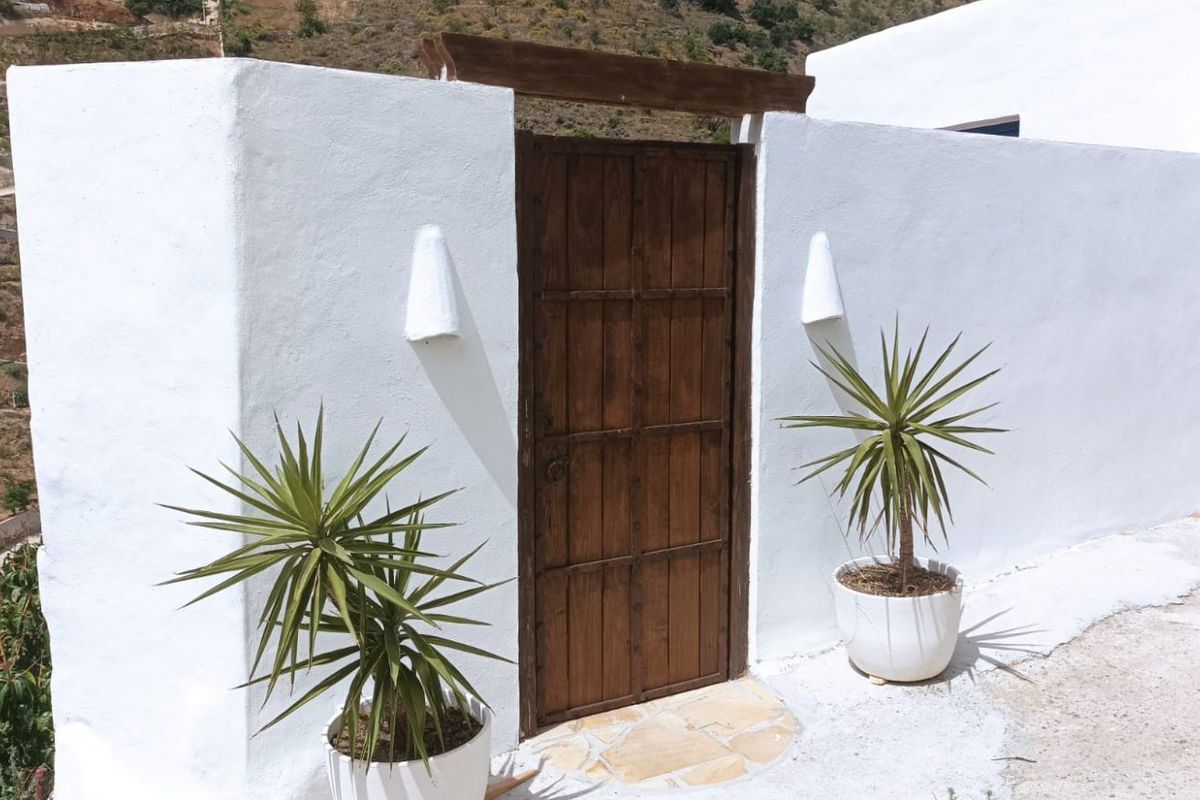 Puerta de madera en una fachada encalada