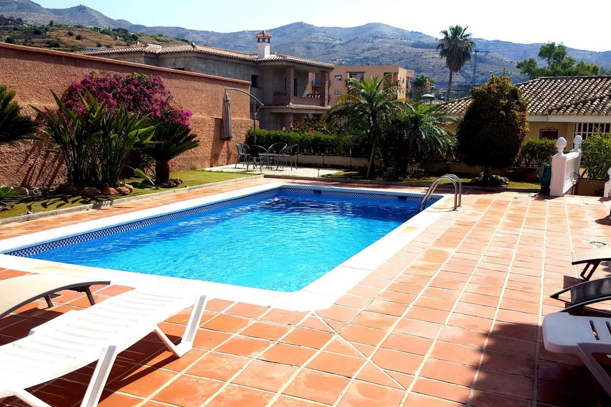 Piscina y jardín de una de las villas