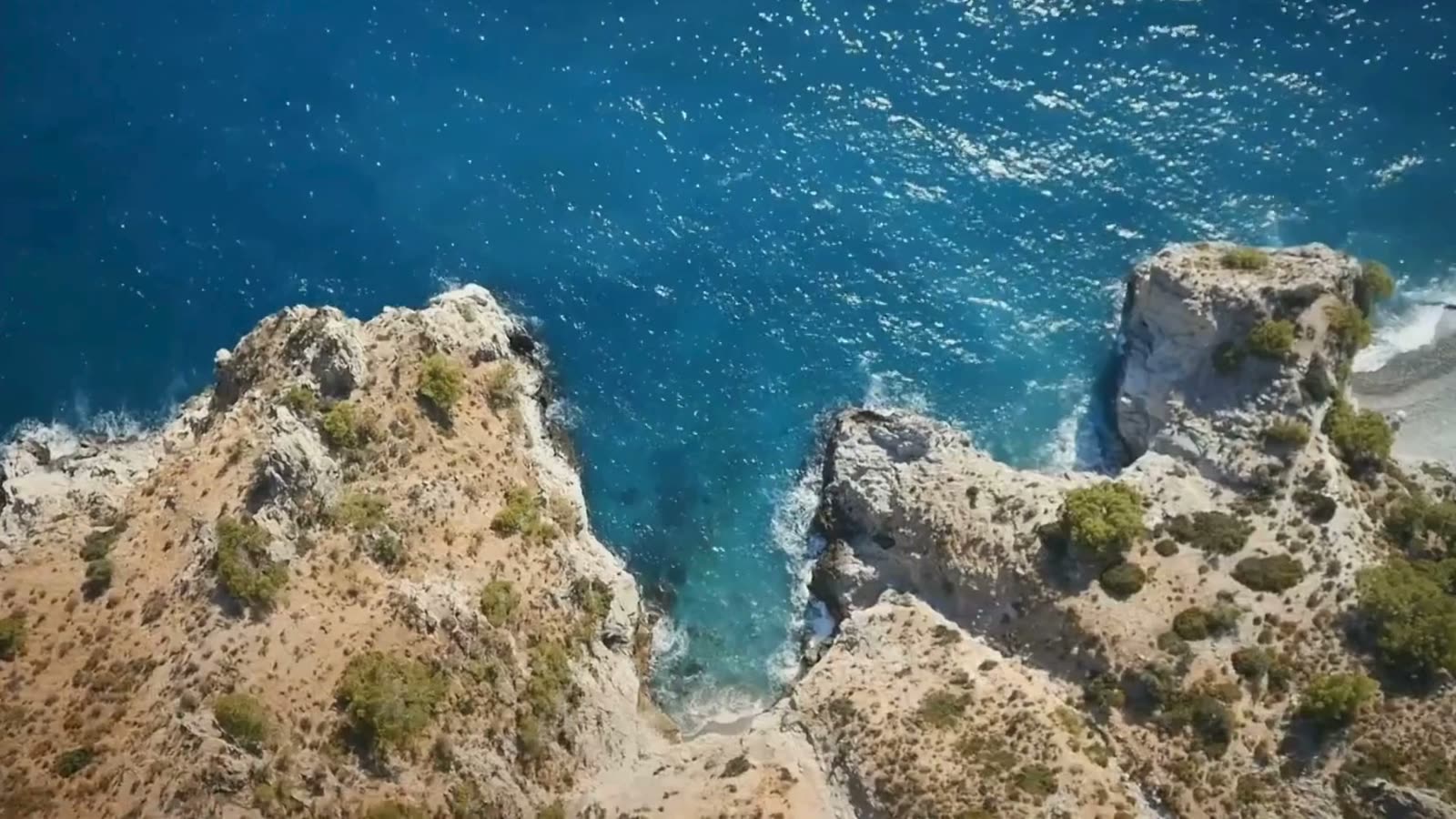 Vista aérea de los acantilados y las calas de Almuñécar, en la Costa Tropical