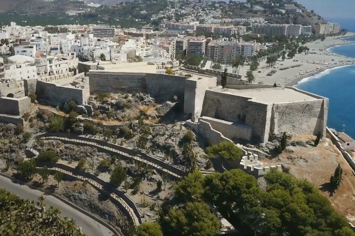 Vista aérea del castillo de San Miguel y la costa de Almuñécar