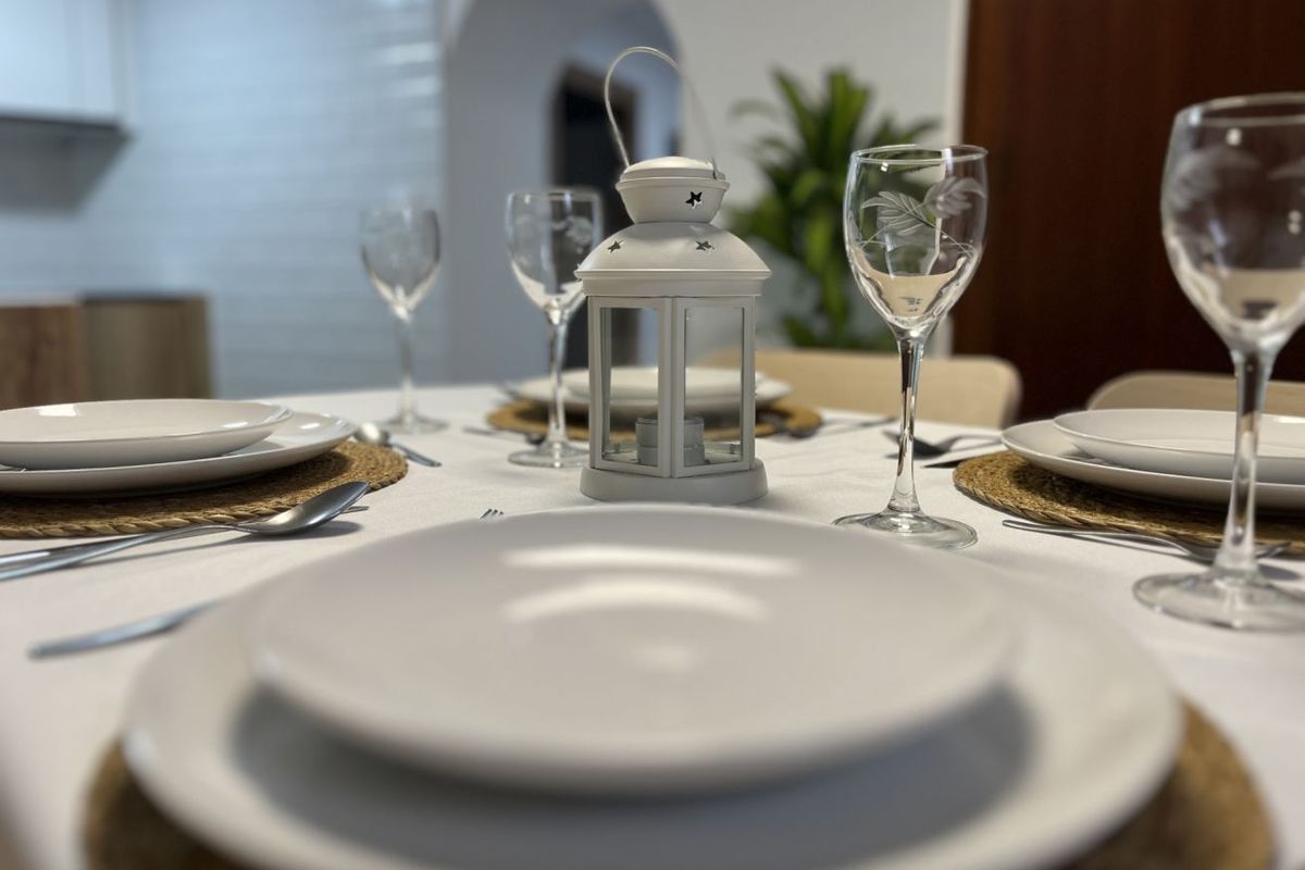 Mesa puesta con copas y vajilla en una de las viviendas