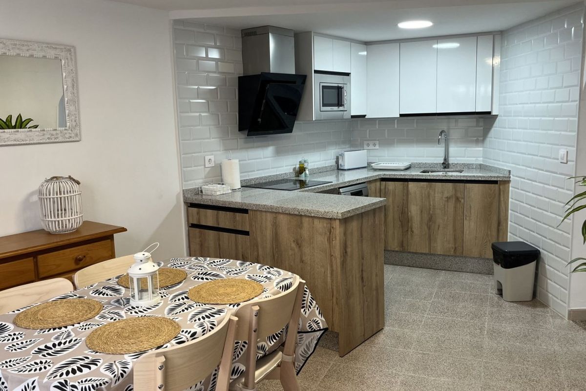 Cocina equipada con la mesa preparada