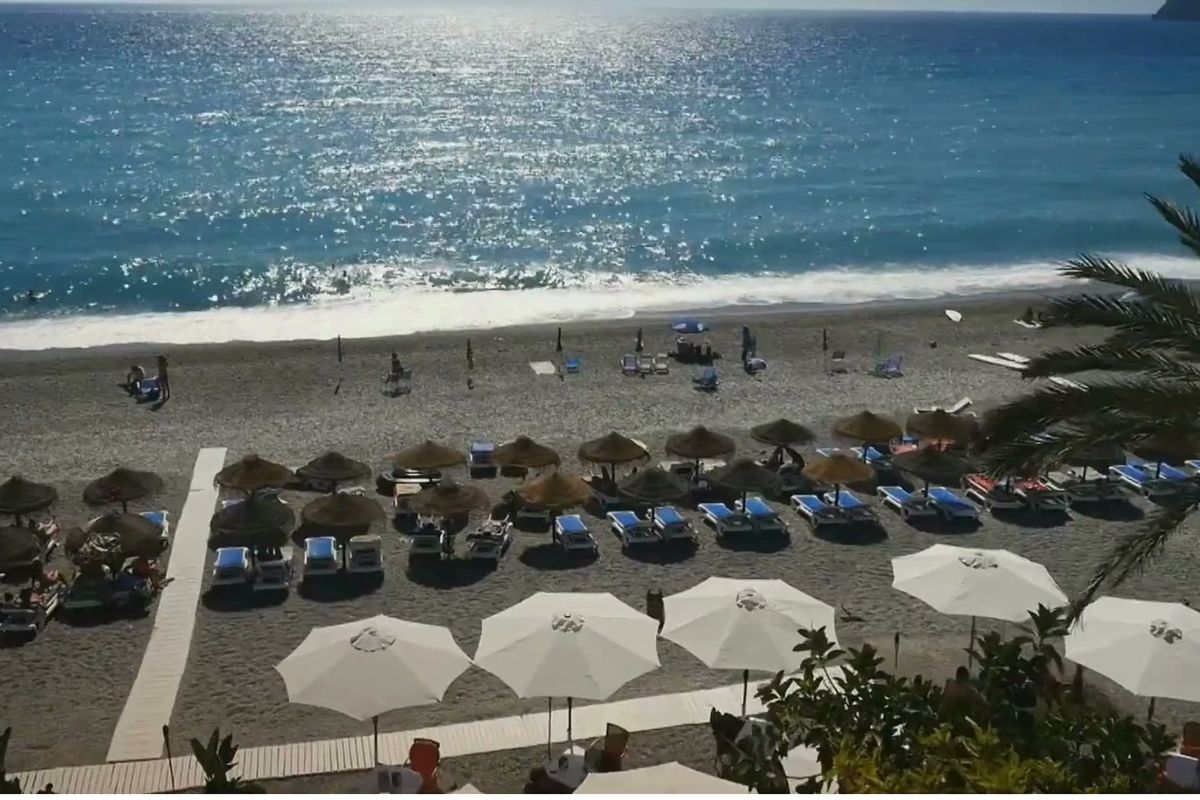 Playa de Almuñécar con sombrillas y hamacas vista desde el aire